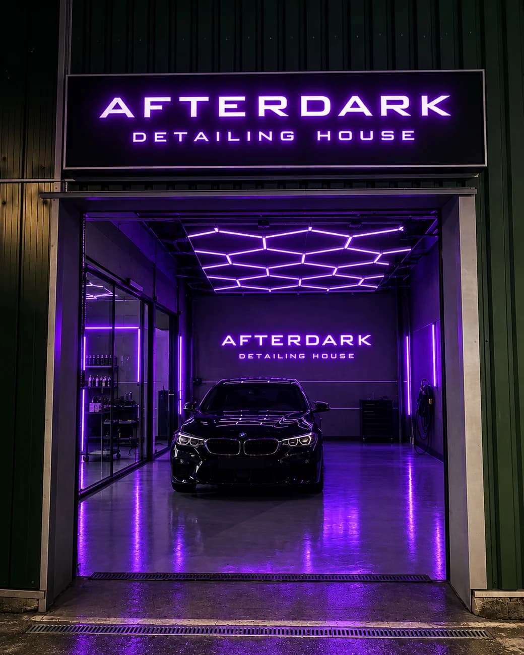 Wjazd do studia Afterdark wieczorem: fioletowy neon, w środku czarne auto